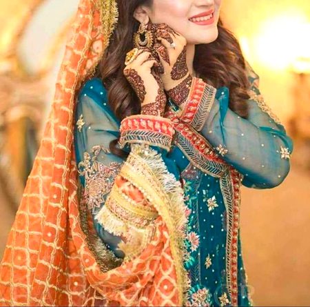 میں گاؤں کی عام سی لڑکی💕😘  
جمھکے چوڑیوں پر ہی مان جاتی ھوں❤️😍