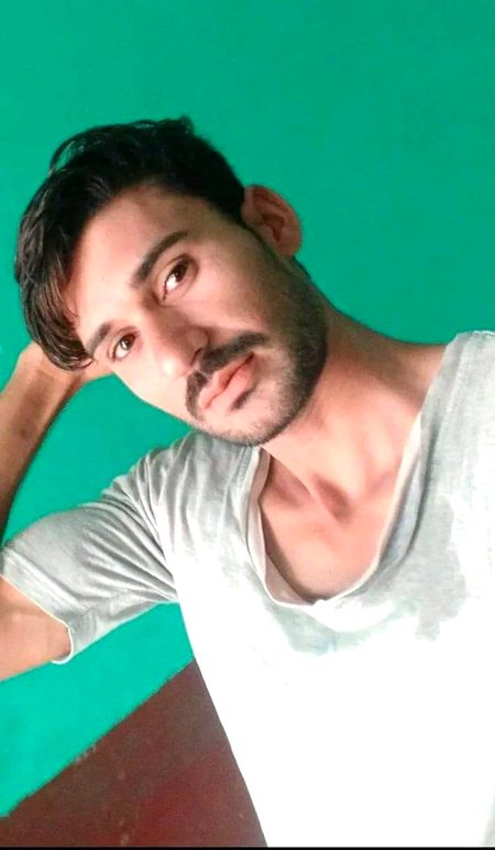 .q2 my real pic. My nmey is Akhtiyar Ali I'm drawing teacher aur ALLAH ka Karam hai. :)