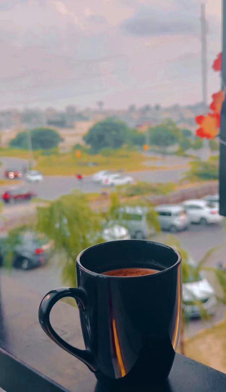 الوداع نومبر وقت گزرتا گیا، رنگ برنگے پتے ایک ایک کر کے گرتے گئے ہم سمجھ نہیں سکے کہ یہ کتنی جلدی گزر گیا۔ ایک لمحے میں ہم نے نومبر کا آغاز دیکھا، اگلے ہی لمحے ہم نے نومبر کا اختتام دیکھا۔ نومبر بے رحم ہے نومبر کا تعین ہے۔ یہ ستمبر اور اکتوبر کی طرح ہلکا نہیں ہے، یہ الوداع کہتا ہے، یہ کہتا ہے کہ میں یہاں نہیں ہوں۔ اس کے جاتے ہی دروازہ کھٹکھٹایا... نومبر سرد ہے، یہ کہتا ہے، آپ کو گرم لباس پہننا چاہیے تھا یہ کہتا ہے، تمہیں اپنی چھتری اٹھانی چاہیے تھی، یہ کہتا ہے، تمہیں میرے سورج کے دھوکے میں نہیں آنا چاہیے تھا۔ نومبر الوداع ہے۔ یہ آپ کا ایک حصہ لے کر چلا جاتا ہے...!! 
🥀☕️👀🌱🌿💫🍀