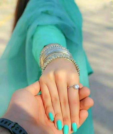 *کس گماں میں پکڑ لیا ہاتھ میرا  آپ چھوڑ دیجئیے  آپ چھوڑ دیا کرتے ہیں