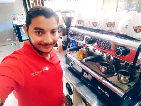 اُنکی محفل میں نصیر اُنکے تبسم کی قسم 
دیکھتے رہ گئے ہم ہاتھ سے جانا دِل کا 💗