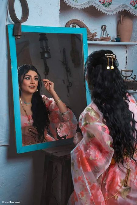 حسرت ھے تُجھے سامنے بیٹھے کبھی دیکھوں.
میں تُجھ سے مخاطب ھوں تیرا حال بھی پوچھوں.
تُو اشک ہی بن کے میری آنکھوں میں سما جا.
میں آئینہ جو دیکھوں تو فقط تیرا عکس ھی دیکھوں💔Unzii🥀