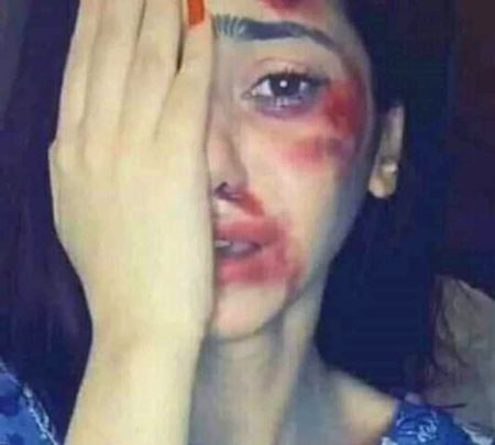 "بابا"❣️
نے کبھی اونچی آواز میں ڈانٹا تک نہیں
شادی کے بعد ماں کا لاڈلا
دروازہ بند کر کے اپنی مردانگی دکھاتا ہے😭😭
🥀 koi Ek Line*