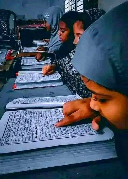 ⛲ *بسم الله الرحمن الرحيم* ⛲
🌺 *علم کے موتی !*
🔹 *رسول اللہ صلی اللہ علیہ وآله وسلم نے فرمایا:جو شخص حصول علم کے لیے کوئی راستہ طے کرتا ہے تو اللہ تعالیٰ اس کی وجہ سے اس کے لیے جنت کا راستہ آسان کر دیتا ہے، اور جس کو اس کے عمل نے پیچھے کر دیا تو اسے اس کا نسب آگے نہیں کر سکے گا۔*🔹