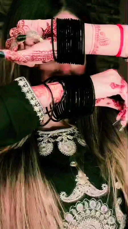 بکھری ہیں میرے گھر میں وہ بے رنگ چوڑیاں
کرتی ہیں میرے ساتھ تیری، جنگ، چوڑیاں
2nd day of Eid🔥