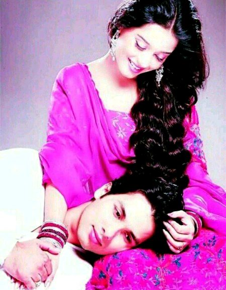 مجھے ٹوٹے ہوئے لوگ پسند ہیں
کیونکہ ان میں اکڑ نہیں ہوتی
😕