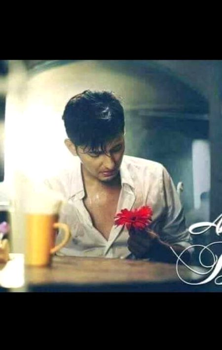 جانتے ہو ...'
بے بسی کی انتہا کیا ہے؟؟
تم جسے چاہتے ہو __
 وہ مر جاۓ..!!
اور تمہیں اس کے بعد جینا پڑے..💔🙂