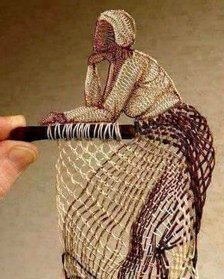 "ﻋﻮﺭﺕ ﺑﮍﯼ ﻋﺠﯿﺐ ﭼﯿﺰ ﮨﻮﺗﯽ ﮨﮯﺳﺎﻟﮩﺎ ﺳﺎﻝ ﮐﯽ ﻣﺤﻨﺖ ﺳﮯ ﺍﭘﻨﯽ ﺫﺍﺕ ﮐﻮ ﺑﻨﺘﯽ ﮨﮯ۔
ﻣﺤﺒّﺖ ﺳﮯ ﺍﯾﮏ ﺍﯾﮏ ﭨﺎﻧﮑﺎ ﺑﮭﺮ ﮐﺮ ﺭﻧﮓ ﺑﺮﻧﮕﮯ ﺩﮬﺎﮔﮯ ﻟﮕﺎ ﮐﺮ ﺍﭘﻨﯽ ﺍﺧﻼﻕ ﻭ ﮐﺮﺩﺍﺭ ﮐﯽ ﺗﺸﮑﯿﻞ ﮐﺮﺗﯽ ﮨﮯ
ﺍﻭﺭ ﺟﺐ ﻣﮑﻤﻞ ﮨﻮ ﺟﺎﺗﯽ ﮨﮯ ﺗﻮ ﺍﯾﮏ ﻏﻠﻄﯽ ﮐﺮ ﺟﺎﺗﯽ ﮨﮯ ﮔﺮﮦ ﻟﮕﺎﻧﺎ ﺑﮭﻮﻝ ﺟﺎﺗﯽ ﮨﮯ ﯾﺎ ﺷﺎﯾﺪ ﺟﺎﻥ ﺑﻮﺟﮫ ﮐﺮ
ﺩﮬﺎﮔﮯ ﮐﺎ ﺳﺮﺍ ﮐﮭﻼ ﭼﮭﻮﮌ ﺩﯾﺘﯽ ﮨﮯ۔
ﺍﻭﺭ ﭘﮭﺮ ﺍﯾﮏ ﺩﻥ ﻭﮦ ﺳﺮﺍ ﮐﺴﯽ ﻣﻦ ﭼﺎﮨﮯ ﮐﻮ ﺗﮭﻤﺎ ﺩﯾﺘﯽ ﮨﮯ ﺍﺏ ﻭﮦ ﭼﺎﮨﮯ ﺗﻮ ﺍﺳﮯ ﺧﻮﺩ ﮐﮧ ﺳﺎﺗﮫ ﺑﺎﻧﺪﮪ ﮐﺮ ﻓﻨﺎ ﮨﻮﻧﮯ ﺳﮯ ﺑﭽﺎ ﻟﮯ
ﺍﻭﺭ ﭼﺎﮨﮯ ﺗﻮ ﺍﺳﮑﮯ ﻭﺟﻮﺩ ﮐﻮ ﺗﺎﺭ ﺗﺎﺭ ﮐﺮ ﺩﮮ۔"