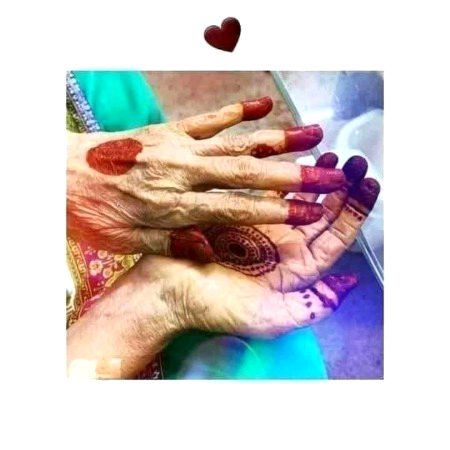مہندی لگے ہاتھ صرف دلہن کے ہی نہیں
 بلکہ ماں کے بھی خوبصورت ہوتے ہیں❤️😢