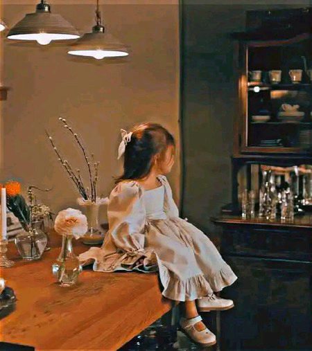 ہمیں تو یہ بھی خبر نہیں ہے
ہماری گٹھڑی میں کیا بندھا ہے 
جسے اٹھائے 
ہماری عمریں گزر رہی ہیں.
🖤🌝