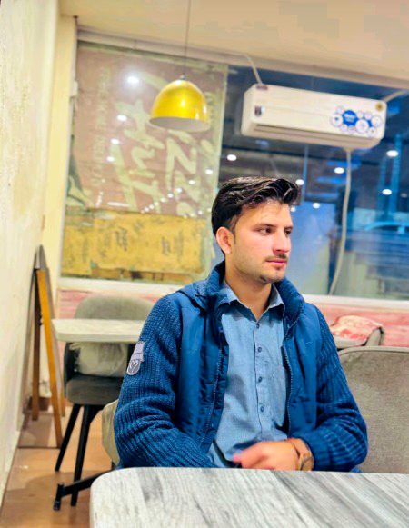 تجربہ محبت کا ضروری ہے زندگی کے لیے
ورنہ درد میں مسکرانے کا ہنر کہاں سے آتا