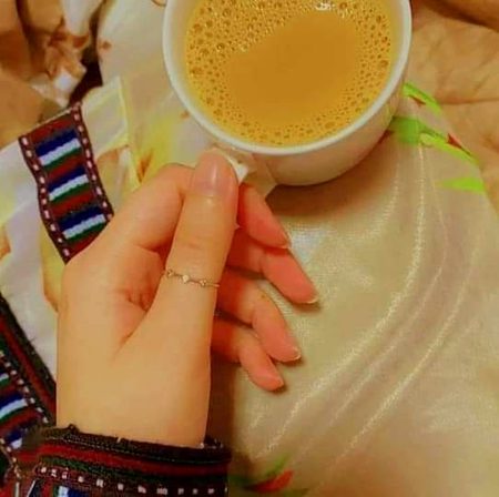 Adhi raat gahrey saye 🙃
Khali qursi mey or chayee💔
۔
#insta_id_alizay7021
#aLiZaY