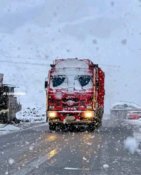 جہاں ٹرک بھی اوڑھ لیتے ہیں برف کی سفید چادر وہی ہے کشمیر