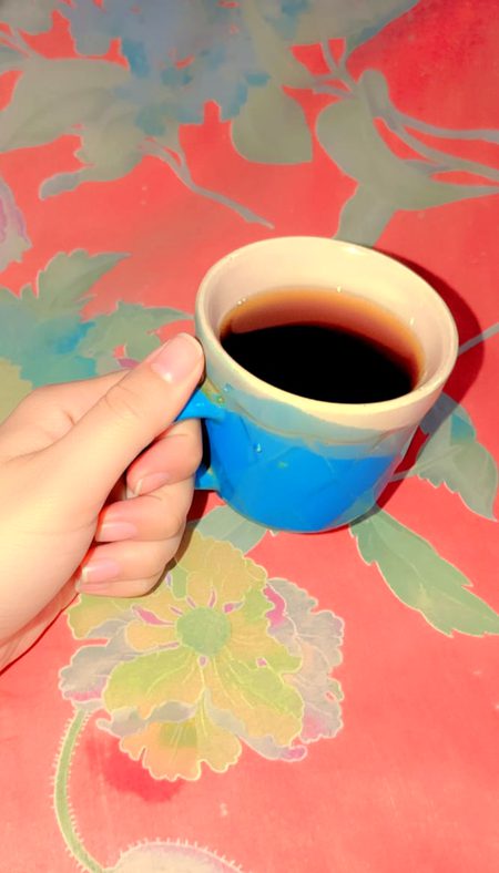 Thand thand main garam garam chay to nahain bs kahwa