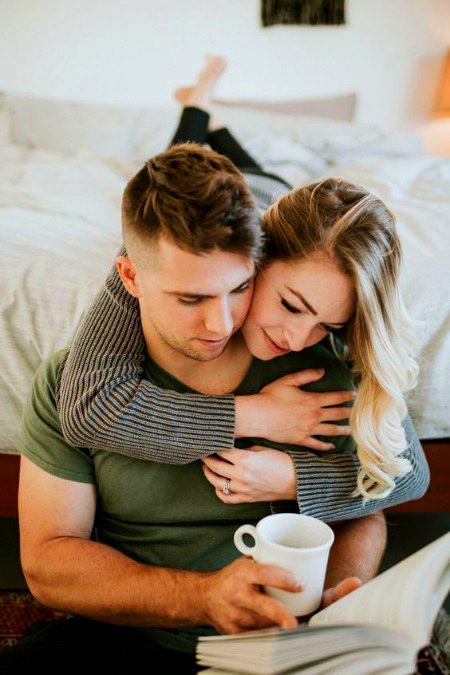 اس شخص سے فقط اتناساتعلق ہے فرازؔ وہ پریشان ہوتو ہمیں نیندنہیں آتی ۔