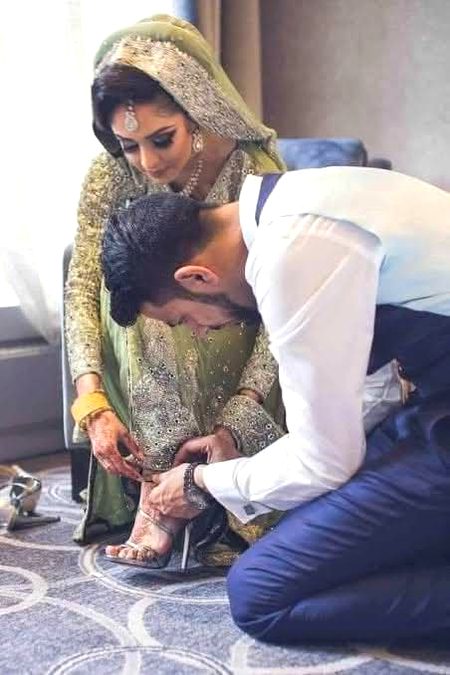 عورت پاؤں کی جوتی ہے؟
 کسی محفل میں ایک شخص نے کہا کہ عورت پاؤں کی جوتی ہے جب چاہو بدل لو!
محفل میں ایک بزرگ بھی موجود تھے لوگوں نے ان سے رائے مانگی اور بابا جی نے کہا اس شخص نے بلکل درست کہا ہے کہ عورت واقعی پاؤں کی جوتی ہی ہوتی ہے.
بابا جی کی توثیف سے لوگ مایوس ہوئے اور اس شخص کا سینہ مزید چوڑا ہو گیا لوگوں نے بابا جی سے کہا حضرت اپنی رائے کی وضاحت فرمائیں.
بابا جی نے کہا عورت واقعی اس شخص کے لئے جوتی ہے جو خود کو "پاؤں" کی مانند سمجھتا ہے عورت سر کا تاج اس شخص کے لئے ہوتی ہے جو خود کو بادشاہ سمجھتا ہے۔🔥