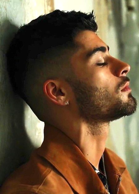 وہ چاہتی ہے میں جھیلوں نہ ہجر کا دکھ
وہ چاہتی ہے میں اس سے بچھڑ کر مر جاؤں🔥 Mahii 💔