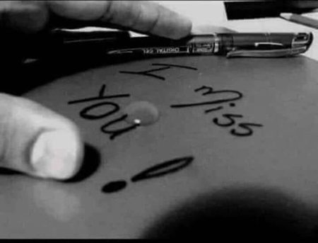 میرا ہاتھ ۔۔۔۔۔۔
بند مُٹھی کی شکل اختیار کرتے کرتے پگلے جا پڑتا ہے کلیجے پر 
"مجھے آپ کی  یاد آتی ہے
🖤