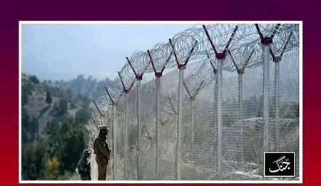 یہ ھے وہ عارضی لکیر جو ایک ارب امریکی ڈالر سے باڑ لگائ گئ ھے جس پر ایک سر سے دوسرے سر تک ایسا ھی فوجی کھڑے رہتے ہیں جسطرح تصویر میں نظر ارھے ہیں ہر قیسم کی جدید الات اور جدید اسلحہ سے لیس فوج کے ایسی باڑ کے ساتھ 1800 چیک پوسٹ اور 950 بڑے بڑے قیلعہ بھی ہیں جس پر 9 ڈویژن فوج 24 گھنٹے ڈیوٹی سرانجام دے رھے ہیں پھیر بھی واویلہ مچاکر کہتے ھے کہ افغانستان سے دراندازی ھورھی ھے اور ٹی ٹی پی کاروایاں بنوں ڈیرہ اسمعیل خان خیبر باجوڑ وزیرستان میں کرتے ہیں اب اپ بتائے کہ اتنے سب کچھ ھونے کے باوجود یہ زمہ داری پاکستان کی ھے یا افغانستان کی اپنی نااہلی اور کوتاہیوں کا ملبہ دوسروں پر ڈالنے کا مطلب کیا ھے کیا اپکو امریکی مفادات اتنی عزیز ھے کہ اپ یہاں پاکستان میں گھروں میں چھوٹے چھوٹے بچوں کو ٹارگیٹ کریں🤔🤔🤔