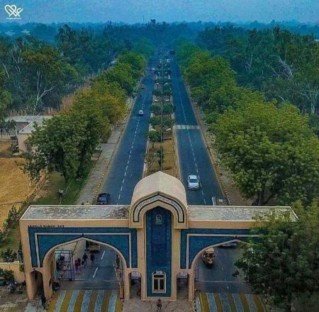 ابھی تو کیمپس کی راہداری میں قہقہے تیرے گونجتے ہیں 
چھڑے گا جب ذکر اِن دنوں کا تو آنکھ بھرنے میں پل لگے گا
عاطف جاوید عاطف