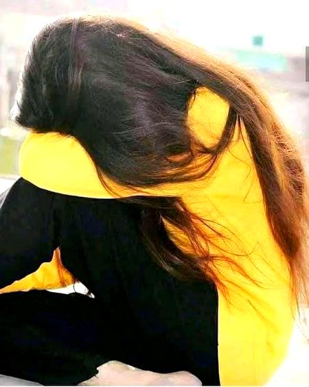 حسرتیں شب کو پکڑتی ہیں گریباں میرا ۔۔۔💔
اور میں سر کو جھکائے رو پڑتی ہوں۔۔🥀