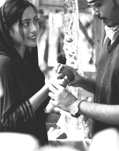 مجھ کو چوڑیوں کا تحفہ دو
اے کھڑوس آدمی عید قریب آ پہنچی ہے 🙈🖤