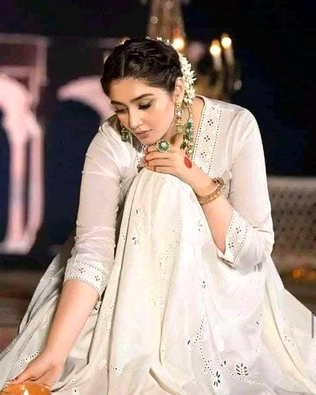 الجھے ہوئے ہیں کب سے اسی اک سوال میں.. 
آئے ہیں کبھی ہم بھی کیا_تیرے خیال میں💔Unzii🥀