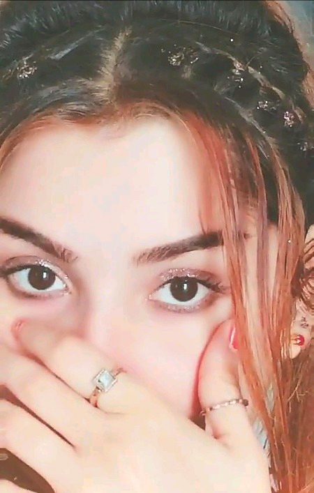 پوچھ لیتے وہ بس مزاج مرا
کتنا آسان تھا علاج مرا
چارہ گر کی نظر بتاتی ہے
حال اچھا نہیں ہے آج مرا
میں تو رہتی ہوں دشت میں مصروف
قیس کرتا ہے کام کاج مرا
کوئی کاسہ مدد کو بھیج اللّٰہ
میرے بس میں نہیں ہے تاج مرا
میں محبت کی بادشاہت ہوں
مجھ پہ چلتا نہیں ہے راج مرا
🔥