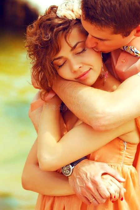 خوشبو  جیسے لوگ ہیں ہم
بس بکھرے بکھرے رہتے ہیں
ہم پھولوں کے سوداگر ہیں
اور سودا سچا کرتے ہیں
جو گاہک پھولوں جیسا ہو
ہم بن داموں بک جاتے ہیں
ہم شہرِ وفا کے لوگوں کا
حال بھلا تم کیا جانو
ہم دل کی بات چھپاتے ہیں
اور آنسو تک پی جاتے ہیں
❤️💞🥀
