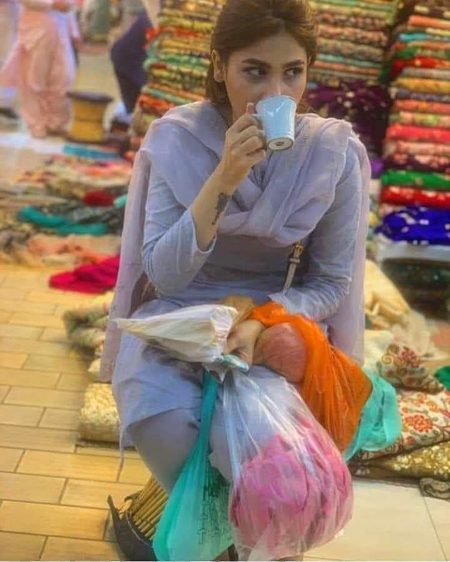 بازار  آئی تھی عید  کی خریداری کے لیۓ۔۔۔🥀
چائے پلائے بغیر کیسے جانے دیتا اسے😊🙈