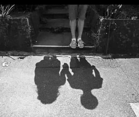 دیکھنے والے مجھے تنہا سمجھ لیتے ہیں..
یار ! وہ شخص میرے پاس "یہیں" ہوتا ہے
#Zoya Zaib