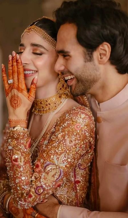 (ایک دن)
ایک دن ہم محبت کی موجودگی میں. 
ایک دوسرے کو پا لیں گے.
اور اُس دن ہم آسمان کی بلندیوں کو.
گلے لگائیں گے.
سنہرے پَر پہن کر تتلی کی مانند اُڑیں گے.
مجھے یقین ہے اُس دن.
سورج تمہارا بوسہ لے گا.
 چاند تمہارے نور سے چمکے گا.
اور.
وہ دن میری زندگی کا حسین ترین دن ہوگا۔💔Unzii🥀