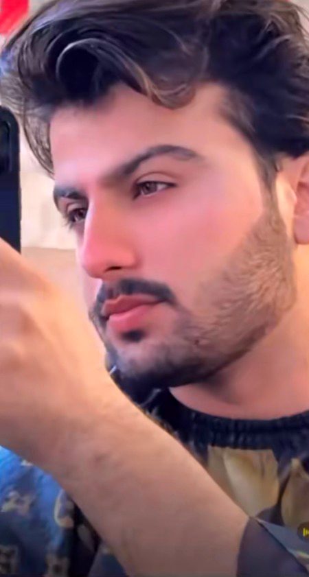 لوگ کہتے ہیں کہ تم نے اس میں کیا دیکھا
 میں نے کہا جب اس کو دیکھا
 اس کے بعد کچھ نہیں دیکھا