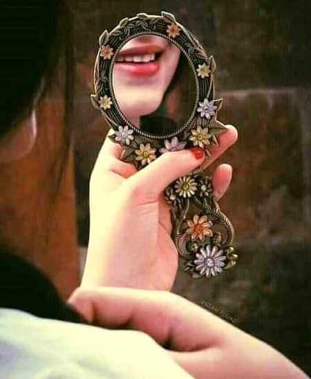 کسی کے دل کی منڈیروں پہ مل نہ پائی جگہ🥀
کسی کے دل کو اداسی کے پر لگے ہوئے ہیں🔥 Mahii 💔