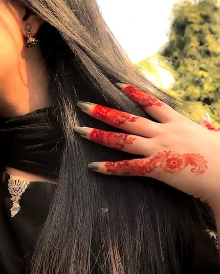 اور میں ہار گئی ہوں رشتے نبھاتے نبھاتے...
اب رشتوں سے دور رہتی ہوں...
بہت ٹوٹ گئی ہوں سب کو خوش رکھتے رکھتے
سو اب ان الجھنوں سے دور رہتی ہوں...
لوگ مجھے پاگل اور عجیب کہتے ہیں
کچھ ایسے ناموں سے مشہور رہتی ہوں...
وہ لوگ سمجھتے ہیں آتا نہیں ادابِ وفا مجھے
وہ کیا  جانیں وفاداری میں ہیر جیسی ہوں