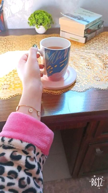 وقت قلیل باتیں طویل شکوے ہزار
پر چھوڑئیے جانے دیجیے چائے پیجئے💕