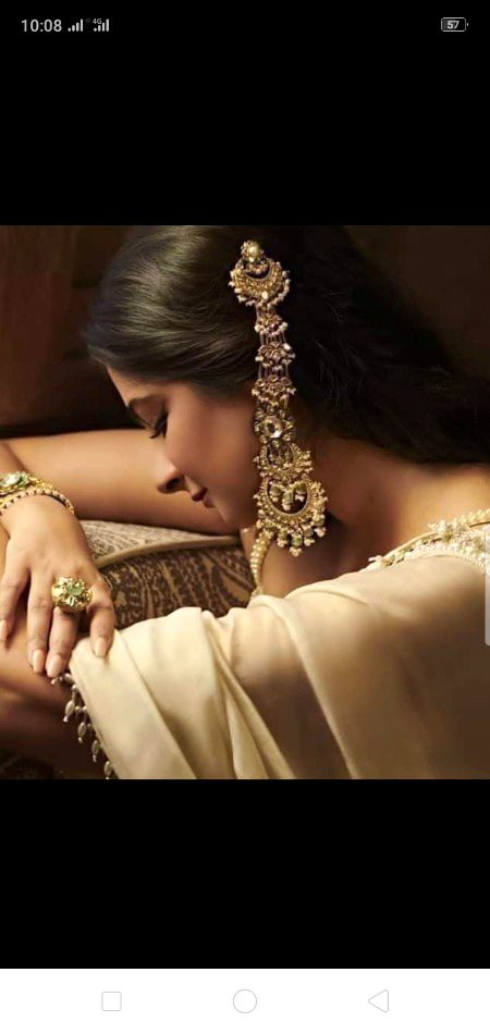 آرزُوئیں فُضُول ہَوتی ہیں،
گَویا کاغَذ کے پھُول ہَوتی ہیں،
ہَر کِسی نام پَر نَہِیں رُکتِیں،
دھَڑکَنیں با اُصُول ہَوتی ہیں،
پَتھّروں کے خُداؤں کے آگے،
اِلتِجائیں فُضُول ہَوتی ہیں،
کَوئی مَیرے لَبوں کَو بھی لا دے،
جَو دُعائیں قُبُول ہَوتی ہیں🔥 Mahii 💔