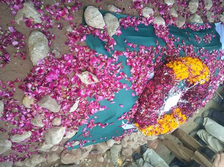 Kitny mazy sy soe hain ap meei neendain chura kr piary bhai jan 4 saal ho gae but main ap ko bhool nahi pati..miss u