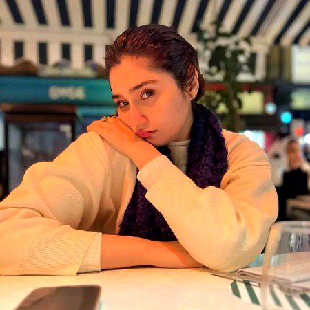 Q Naraz Bethi ho Pyari