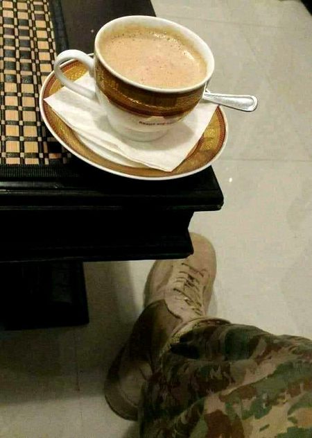 تین ہی تو مسئلے ہیں ہمارے
عشق، شاعری، اور چائے..۔۔۔"
☕😔😕💓
آجائیں جس نے بھی پینی ہے چائے