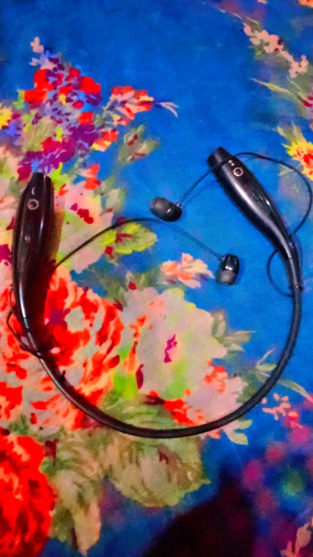 Mera 4 sal purana sterio headset bluetooth jo aj b sai chlta h ....