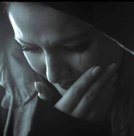 Life Hurts a lot more than death....√\/√\√\💔____.