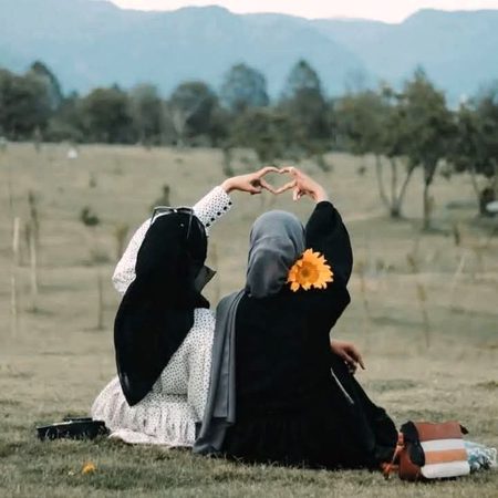 ایسی قوم کو "وومن ڈے" کی کیا ضرورت 
جسے یہ بتایا گیا ہو کہ 
ماں کو روز دیکھنا 
حج کا ثواب ❤️
بہن پر خرچ کرنا 
بہترین صدقہ ،❤️
بیٹی کی اچھی پرورش پر 
نبی کریم صلی اللہ علیہ وسلم کا پڑوس ۔۔❤️
اور 
بیوی کو مسکرا کر دیکھنے سے
 رب راضی ❤️ 
یہاں تو گویا 
ہر ڈے" وومن_ڈے "ہے🥀