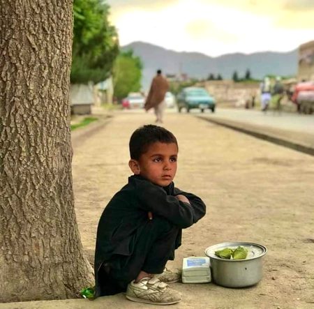 کوئی محسوس تک نہیں کرتا 
 بانٹنا کس نے ہے ہمارا دُکھ 
🖤