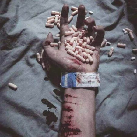 شاید کہ اب کی بار کوئی رابطہ نہ ہو 🥺
شاید کہ اب کی بار تمہیں موت کی خبر ملے
 ZaRRaaR💔🥀