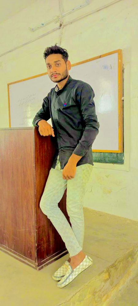 میں بہت خاموش رہنے والوں میں سے ہوں دل نہیں جیت سکتا کسی کا۔۔ !! 🙂🥀