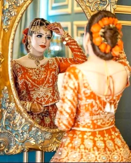 تجھـے یہ کل کہیں رستـے میں چھوڑ جائیں گـے
تُوں آج  شــوق  سـے لیتا ھـے نام  جـن کے....🖤✌