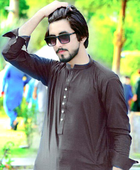 کوئى اداس ھوتا ھے تو ھم تڑپ جاتے ھيں. 
آج ھم اداس ھوۓ تو کسى نے حال تک نهيں پوچھا.💔😭😭😭