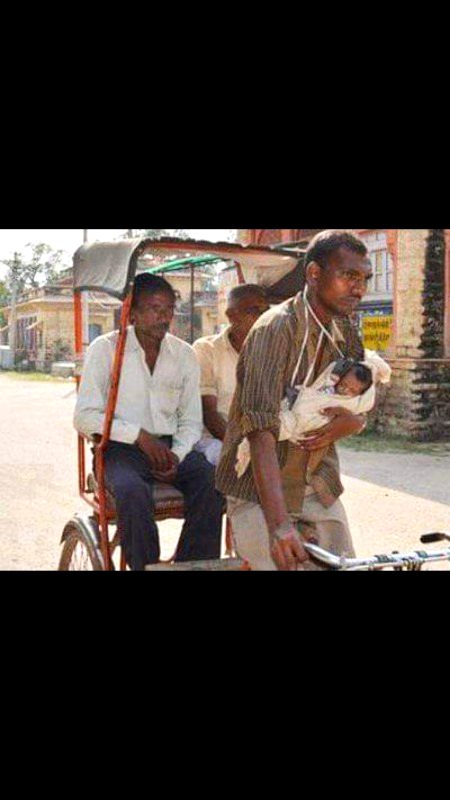 یہاں تہذیب بکتی ھے
یہاں فرمان بکتے ھیں
ذرا تم دام تو بدلو یہاں
ایمان بکتے ھیں
محبت دیکھ لی میں نے
زمانے بھر کے لوگوں کی
جہاں کچھ دام زیادہ ھو
وھاں انسان بکتے ھیں