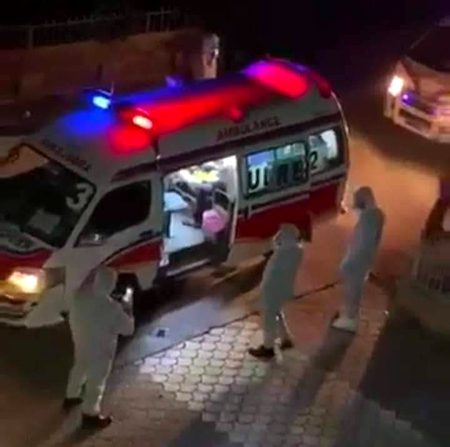 لاہور سے ایک لڑکی کا کرونا ٹیسٹ پازیٹیو آیا
تو لڑکی اور اس کے بوائے فرینڈ کے خاندان کو قرنطینہ کردیا گیا
بعد میں پتہ چلا کہ لڑکی کے 3 بوائے فرینڈز اور بھی ہیں لہذا اب ان 5 خاندانوں کے 37 ارکان کو بھی قرنطینہ میں ڈال دیا مزید تحقیق کرنے پر  پتہ چلتا ہے
کہ اس کے بوائے فرینڈ کی دو مزید گرل فرینڈز بھی ہیں اور  ان گرل فرینڈز کے مزید آگے دو دو بوائے فرینڈز بھی ہیں اور ان میں سے ایک شادی شدہ ہے
کمبختو ریاضی دی وی مت مار دتی نے حساب وچ ہی نہیں  آ رہے